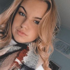 Meet your Posher, Holly